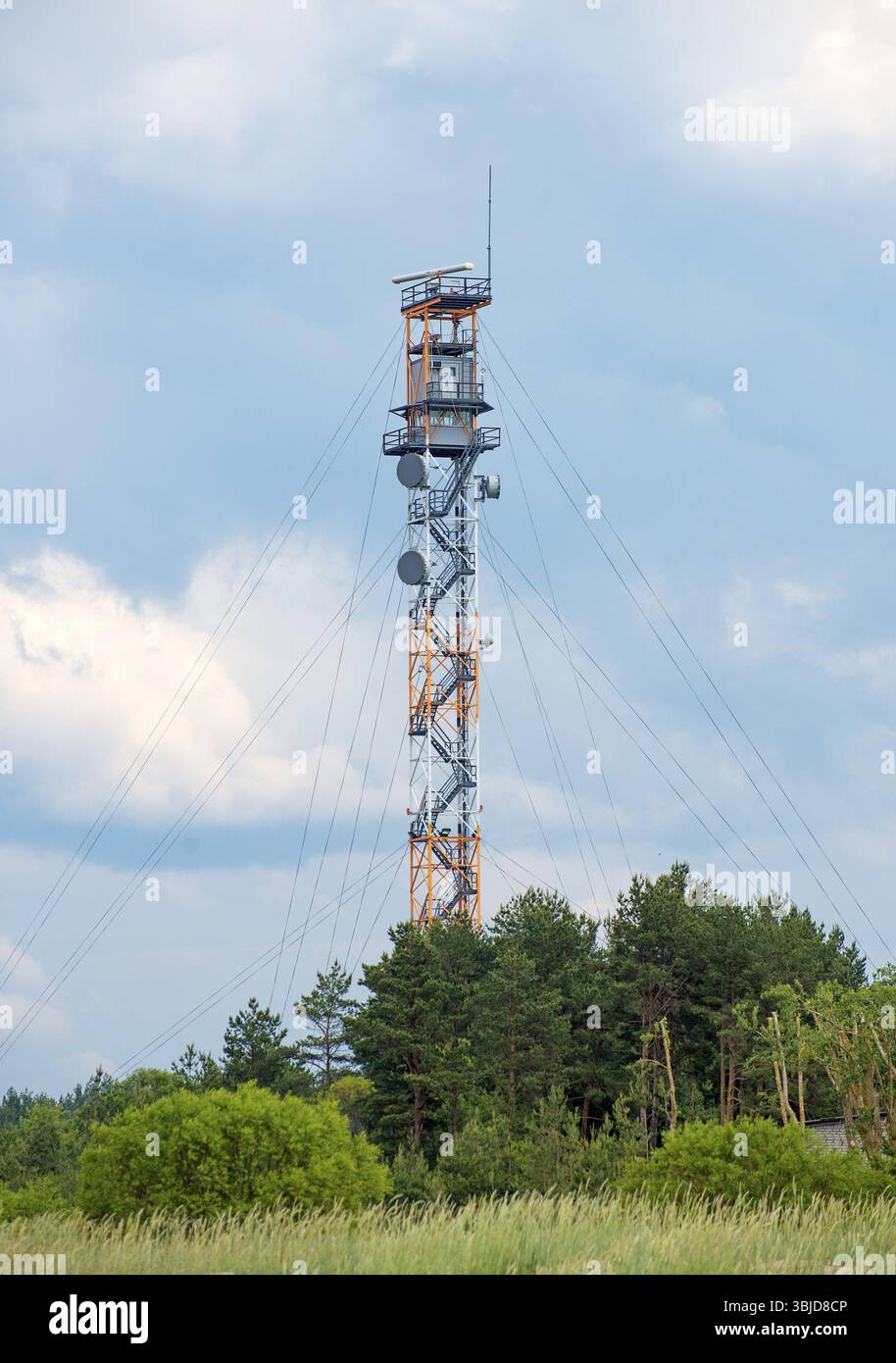 Militärwachturm nahe der Grenze zu Estland und Russland Stockfoto