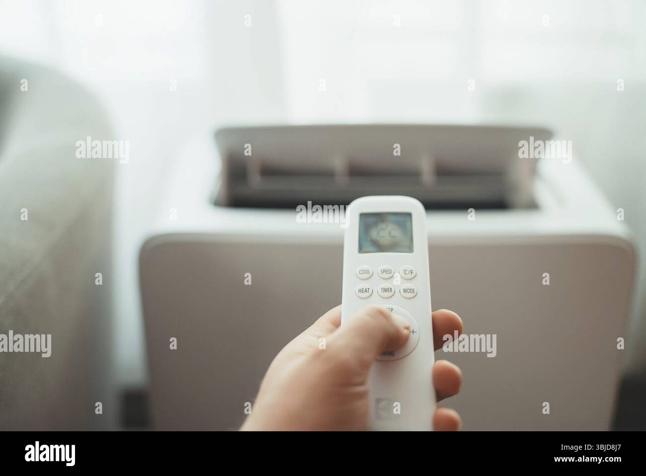 Handfernbedienung zur bodenstehenden mobilen Klimaanlage Stockfoto