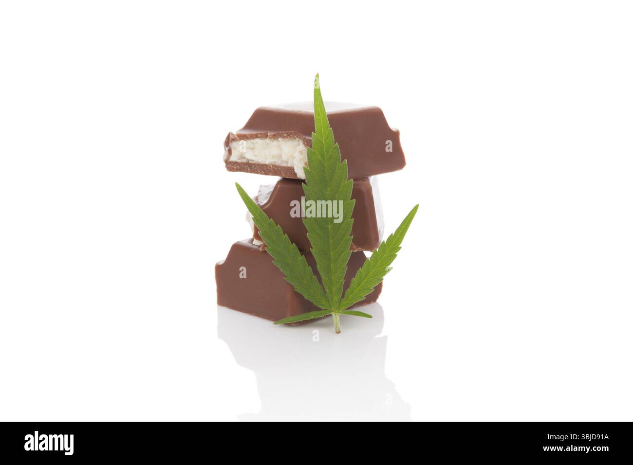 Cannabis Schokolade Bars und Cannabisblatt isoliert auf weißem Hintergrund. Marihuana-Schokolade, isoliert auf weißem Hintergrund Stockfoto