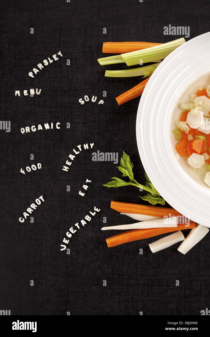Gesunde Suppe Essen von oben.Gemüsesuppe. Menü, Petersilie, Suppe, Essen, gesund, Gemüse - Wörter aus Alphabetnudeln Stockfoto