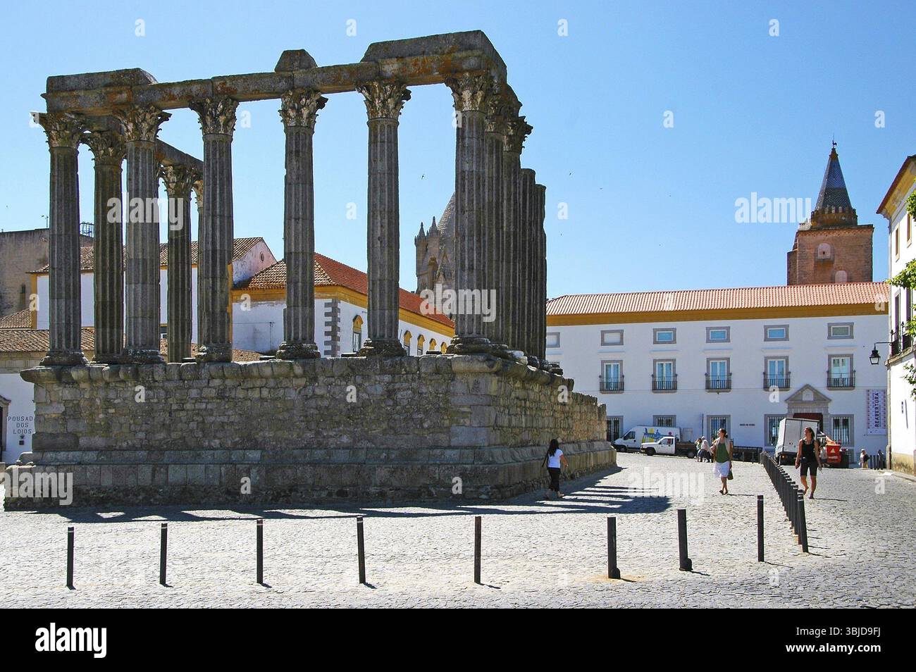 Das überraschendste Gebäude in Evora: Der Diana-Tempel aus dem 2./3. Jahrhundert. Er ist der am besten erhaltene römische Tempel auf der Iberischen Halbinsel. Die Stockfoto