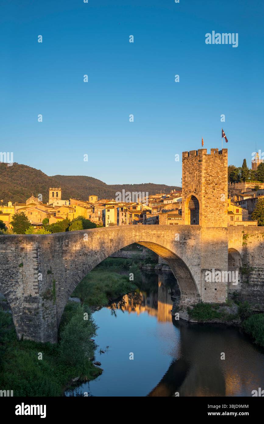 BEOBACHTEN SIE TOWER ALTE BRÜCKE FLUVIA FLUSS BESALU GIRONA KATALONIEN SPANIEN Stockfoto