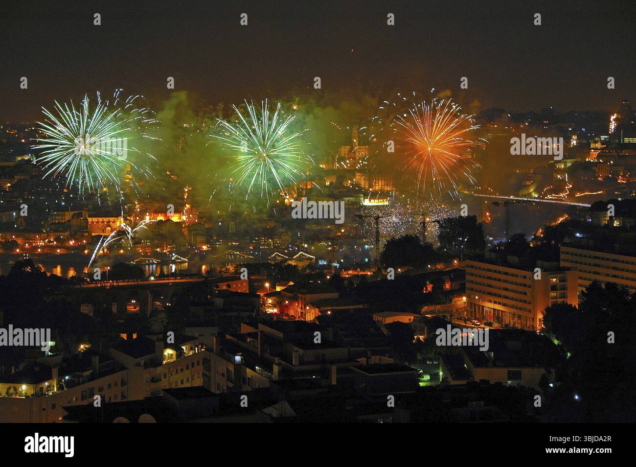 Porto ist eine charmante Stadt auf den Hügeln an der Mündung des Flusses Douro. Es ist aufgrund seiner historischen Gebäude und Re ein UNESCO-Weltkulturerbe Stockfoto