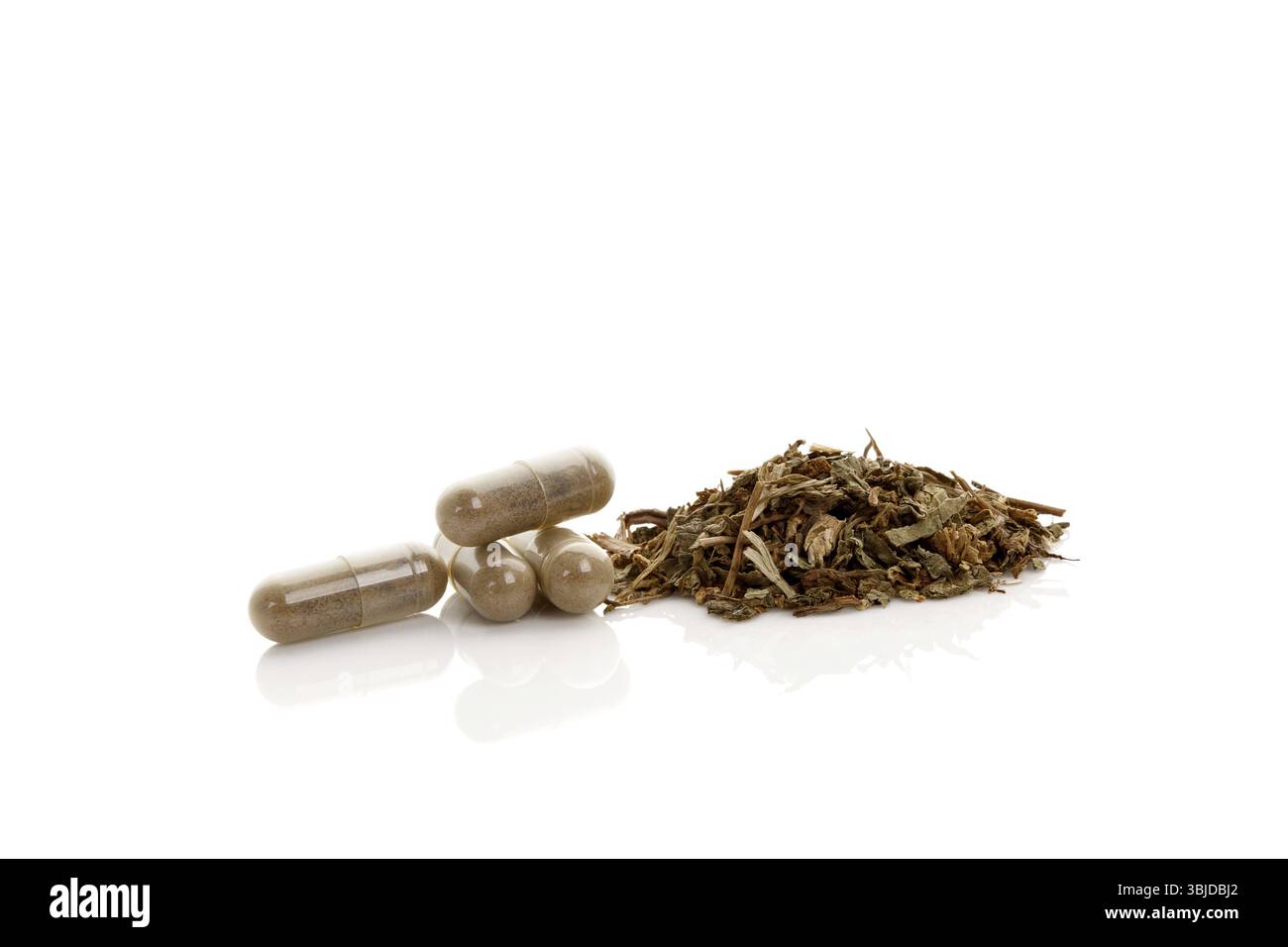 Gotu Kola getrocknete Blätter mit gotu Kola Gel - Kapseln isoliert auf weißem Hintergrund. Heilkraut, alternative Medizin Stockfoto