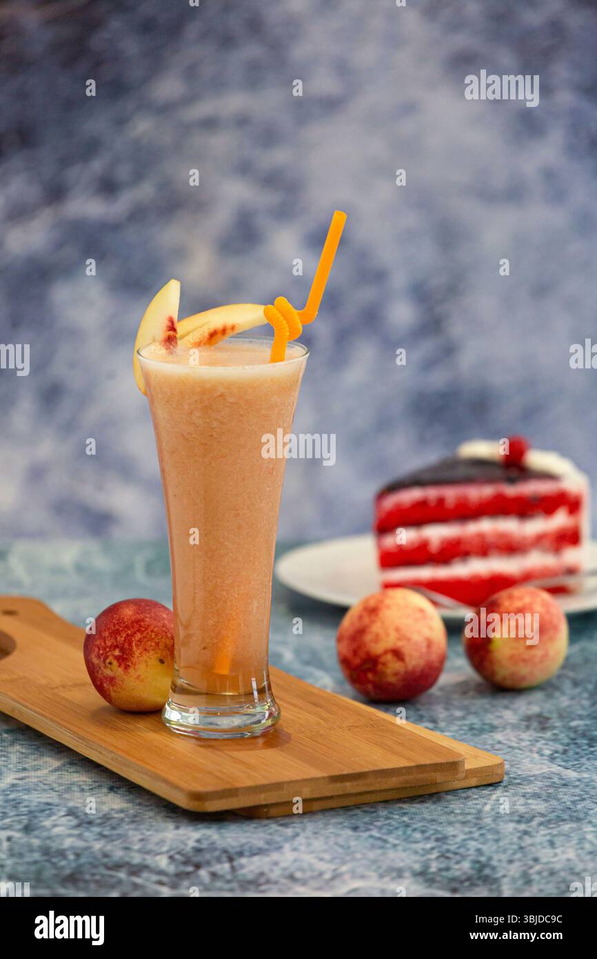 Erfrischender Natursaft, Pfirsich mit Zitronensaft. Stockfoto