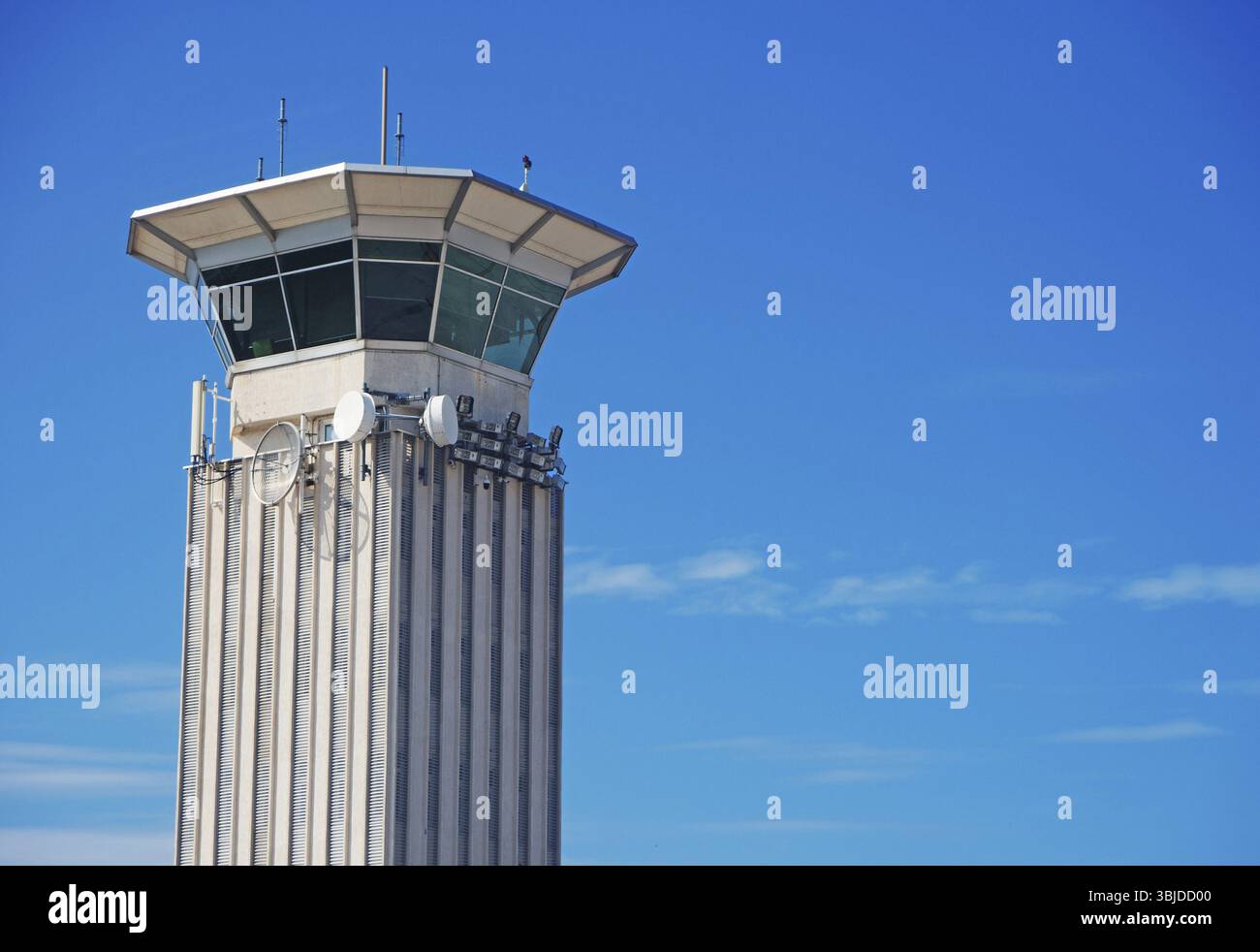 Flugsicherungsturm im Flughafen Stockfoto