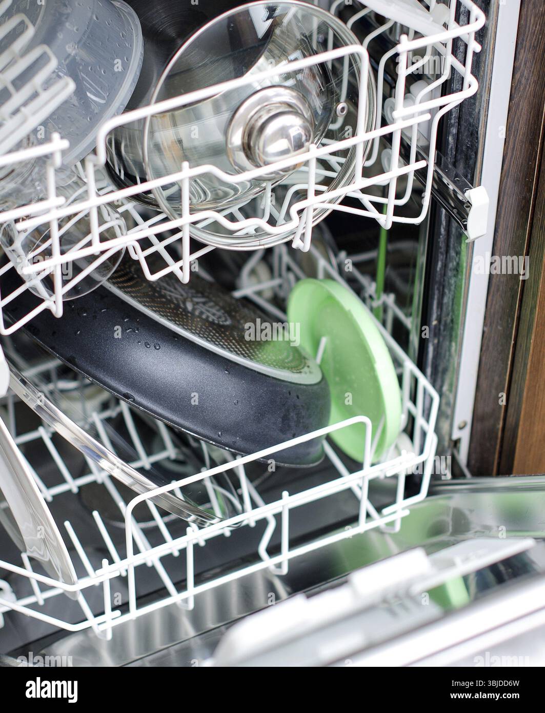 Offenen Geschirrspüler nach der Reinigung Stockfoto