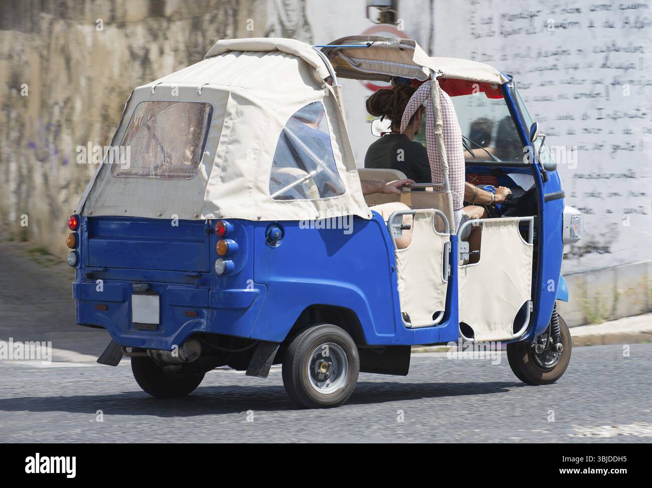 Auto-Rikscha auf der Straße Stockfoto