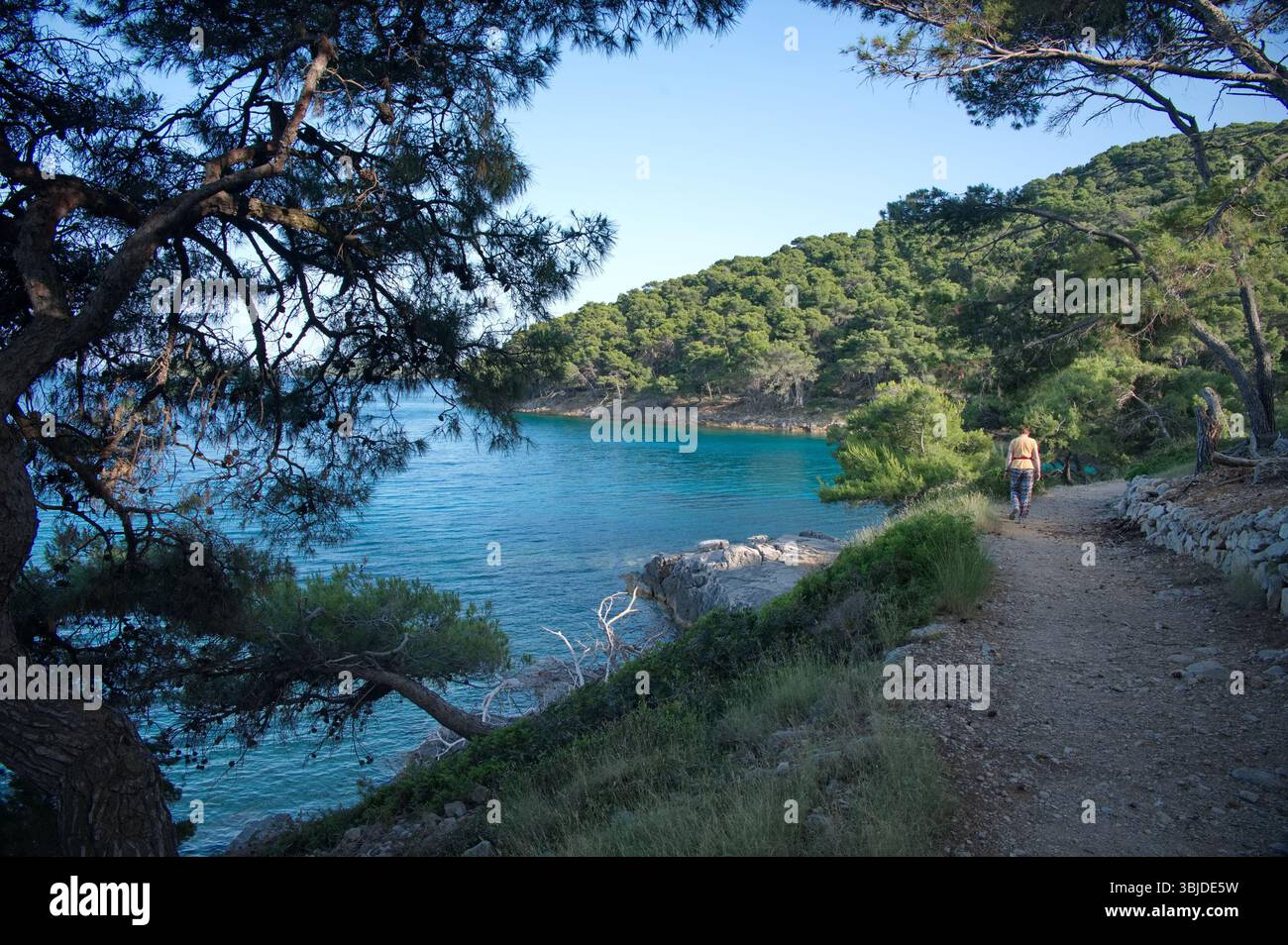 Seniorinnen laufen am Meer entlang Stockfoto