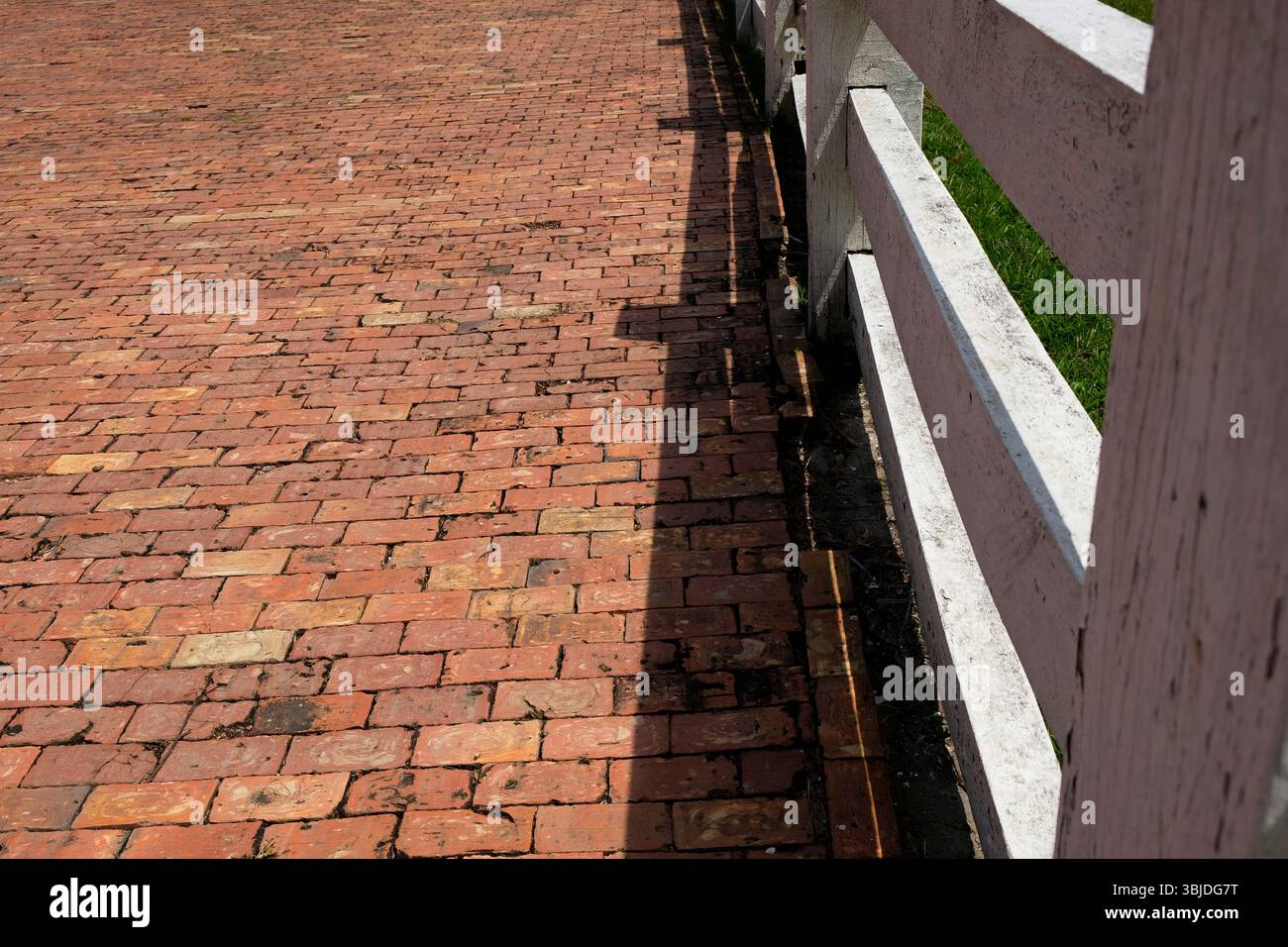 Pflastersteine aus rotem Backstein auf einem Bürgersteig Stockfoto