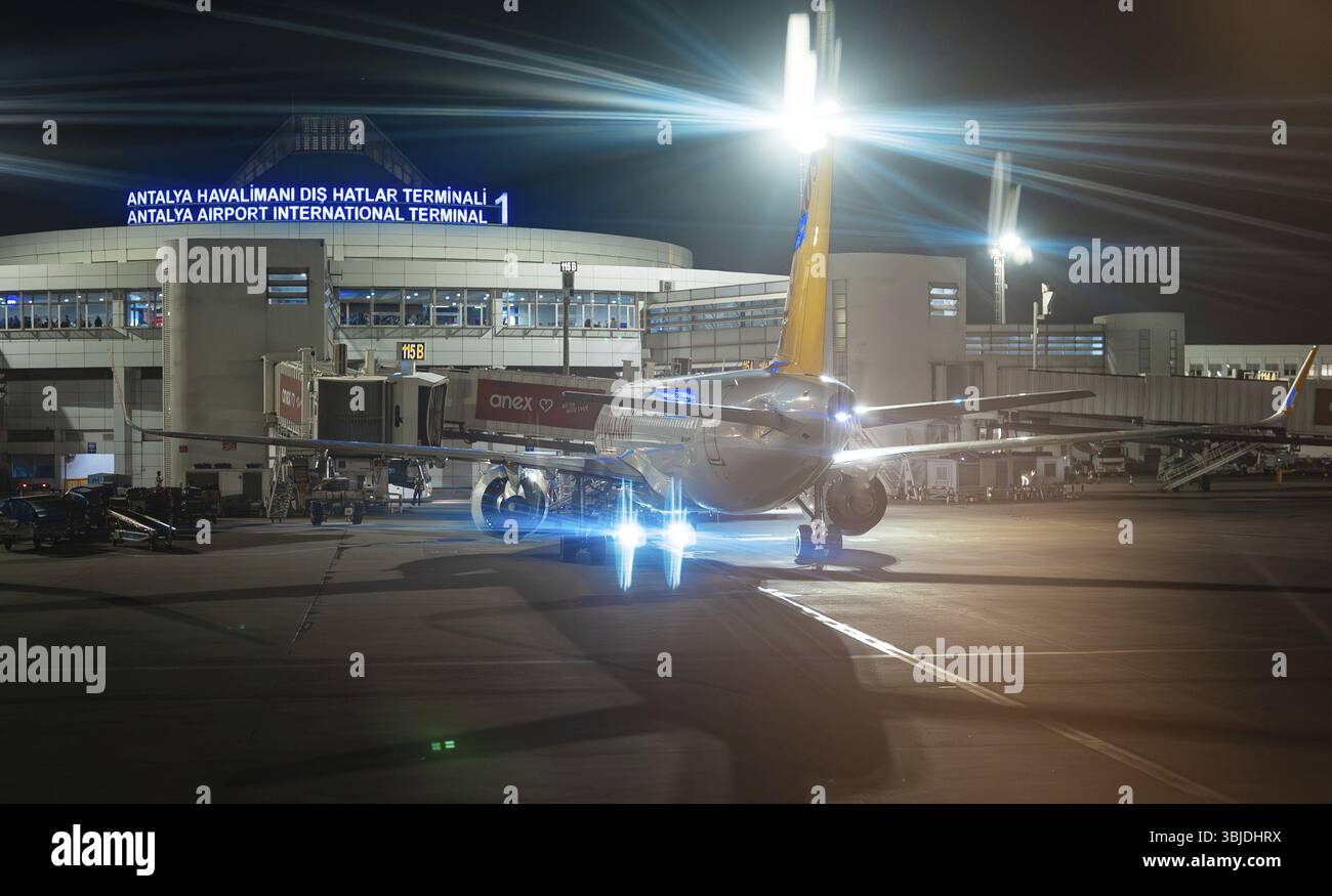 Antalya, Tuerkei - 14.06.2024: Flugzeuge auf dem Nachtflughafen von Antalya. Redaktionelle Verwendung Stockfoto