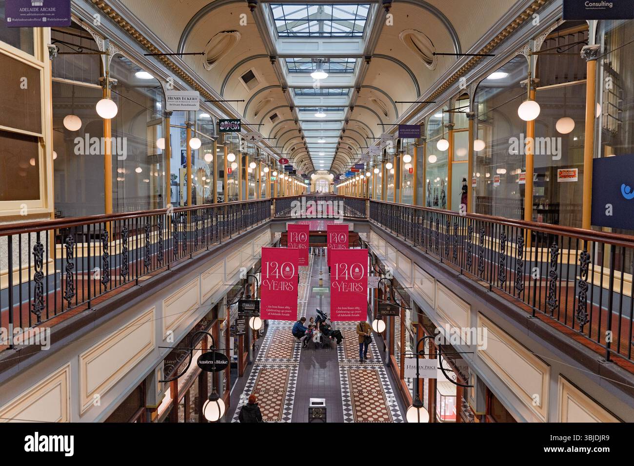 Adelaide, South Australia - Juni 2025: Adelaide Arcade, historisches denkmalgeschütztes Einkaufszentrum, Rundle Street Mall, Innenarchitektur Stockfoto