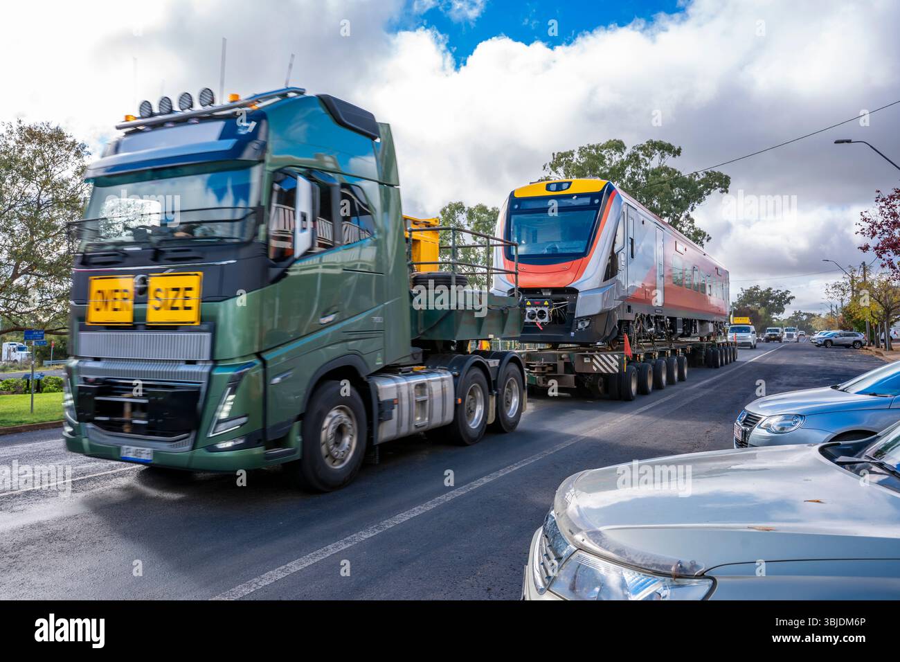 Ein neuer Triebzug für die New Regional Fleet in New South Wales wird auf der Straße zu den Eisenbahnwerkstätten in Dubbo, NSW, Australien transportiert Stockfoto