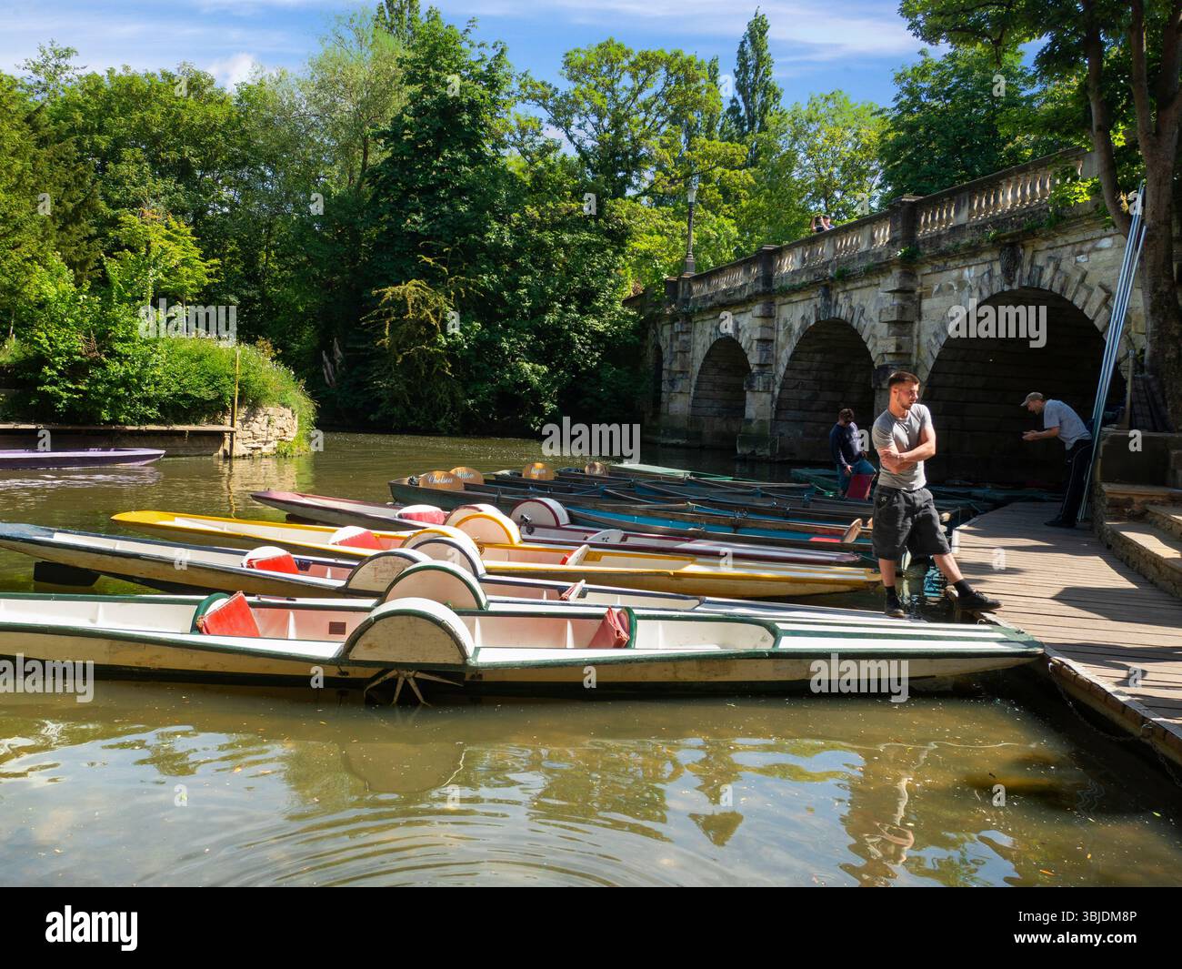 Pleasure Punts auf dem Fluss Cherwell an der Maddalen Bridge, Oxford. Diese Gegend des Cherwell River an der Magdalen Bridge ist ein beliebter Ort für Klettern und Klettern Stockfoto