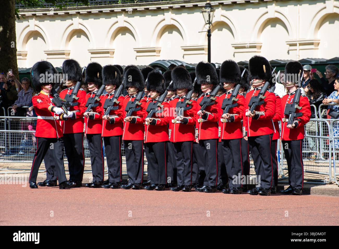 London, Großbritannien. Juni 2025. Ein Offizier der irischen Garde marschiert mit seinem Gewehr vor den Soldaten während der Militärparade. The Trooping the Colour ist eine jährliche Militärparade auf der Mall in London. Während der Parade feiert das Volk seit über 260 Jahren den Staatsgeburtstag des Monarchen im Juni. (Foto: Krisztian Elek/SOPA Images/SIPA USA) Credit: SIPA USA/Alamy Live News Stockfoto