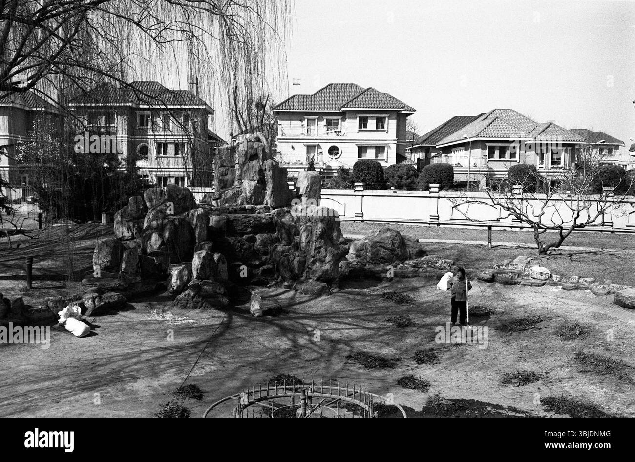 Anfang der 2010er Jahre China Peking Arbeiter Reinigung Luxus Villa Landschaft Teich - wohlhabende Vorort Wartung Stockfoto