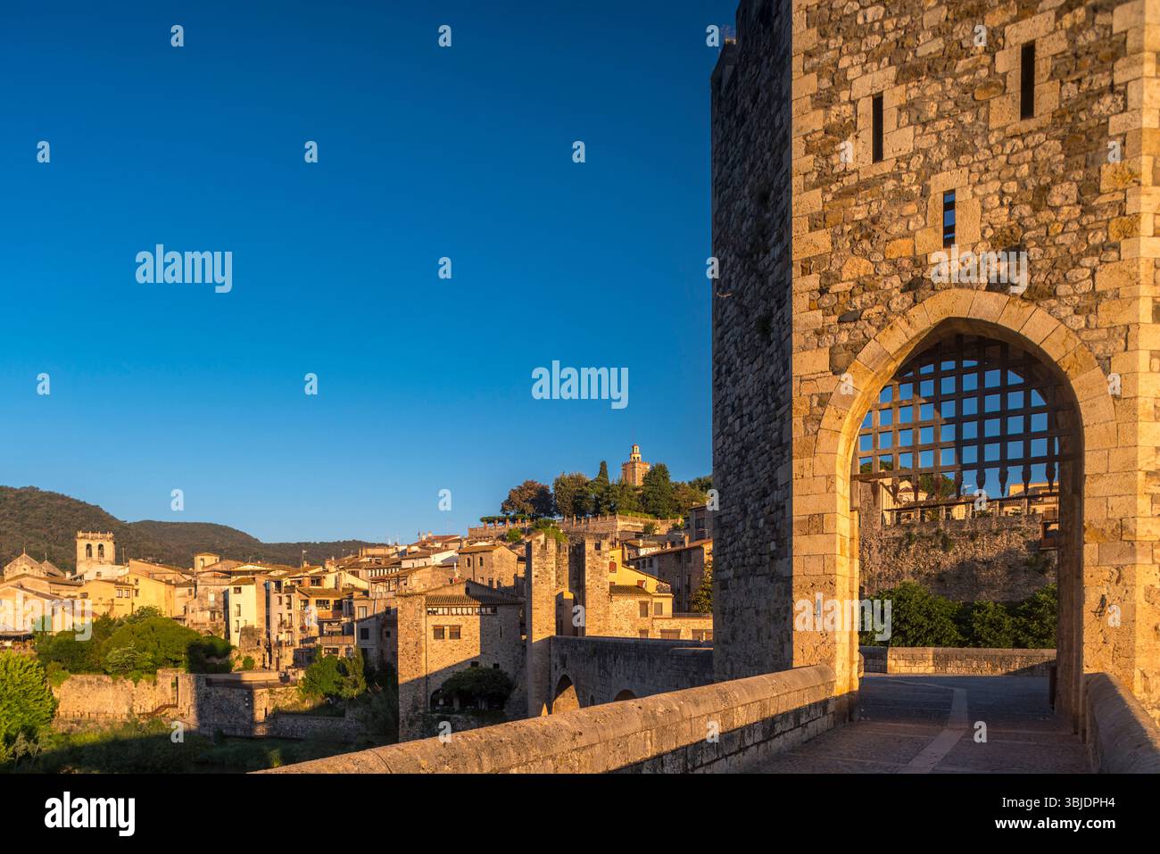 BEOBACHTEN SIE DIE ALTE BRÜCKE DES TURMS BESALU GIRONA KATALONIEN SPANIEN Stockfoto