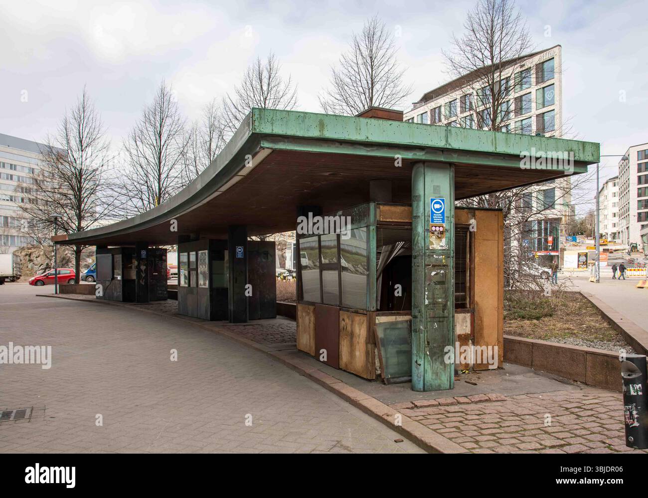 Verlassene Kansallis-Osake-Pankki-Autokioske, entworfen von Heikki und Kaija Siren, im Bezirk Hakaniemi in Helsinki, Finnland Stockfoto