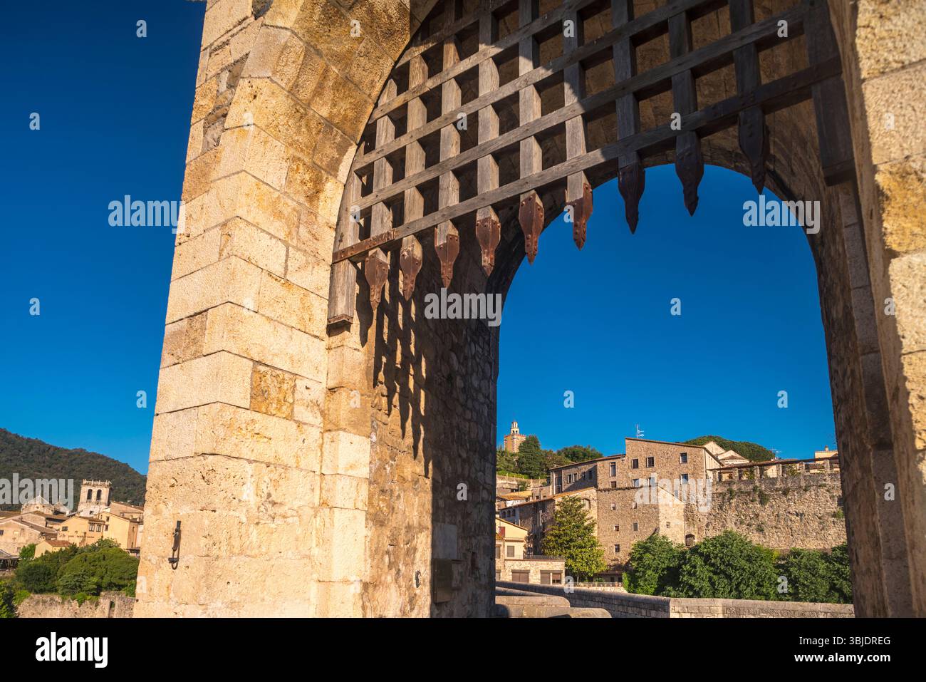 BEOBACHTEN SIE DIE ALTE BRÜCKE DES TURMS BESALU GIRONA KATALONIEN SPANIEN Stockfoto