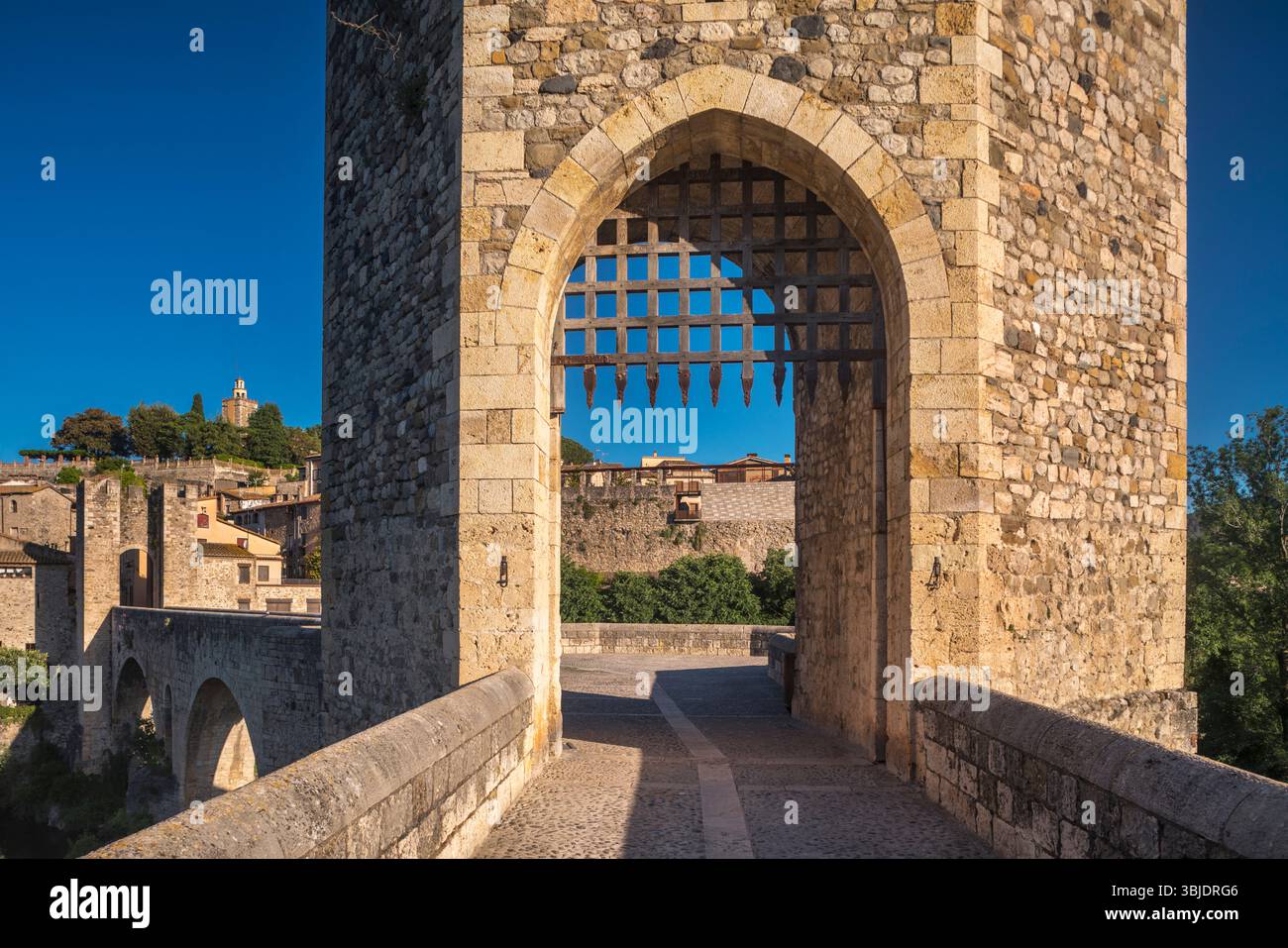 BEOBACHTEN SIE DIE ALTE BRÜCKE DES TURMS BESALU GIRONA KATALONIEN SPANIEN Stockfoto