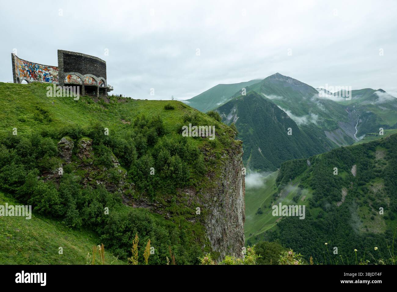 Landschaftlich reizvoller Ausblick auf das Russland Georgia Friendship Monument inmitten der majestätischen Berglandschaft des Kaukasus in Georgien Stockfoto