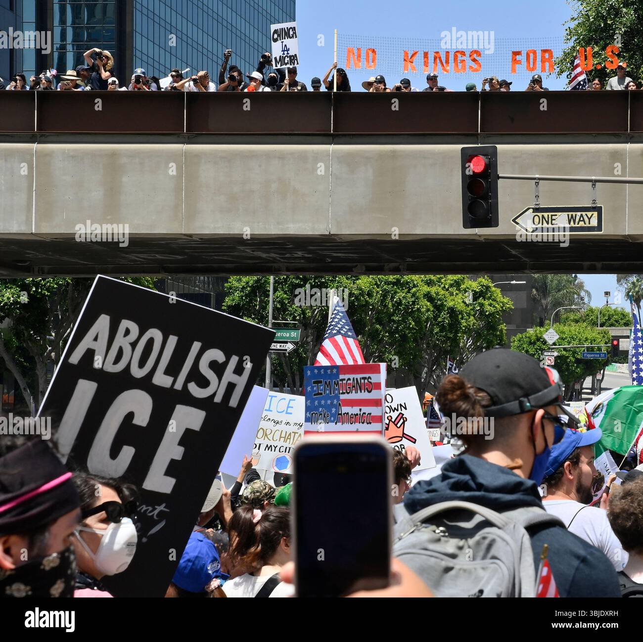 Tausende von Demonstranten marschieren, um gegen die Politik der Trump-Regierung zu protestieren, während der landesweiten Demonstrationen „No Kings Day of Defiance“ in Los Angeles am Samstag, den 14. Juni 2025. Millionen von Menschen beteiligen sich an Protesten in allen 50 staaten und Gemeinwohlhabenden an der "größten eintägigen Mobilisierung seit der Rückkehr von Präsident Trump in sein Amt -- einem bundesweiten Massenprotest gegen Autoritarismus, milliardenschwere Politik und die Militarisierung unserer Demokratie", so die Website der Organisatoren. Foto: Jim Ruymen/UPI Stockfoto