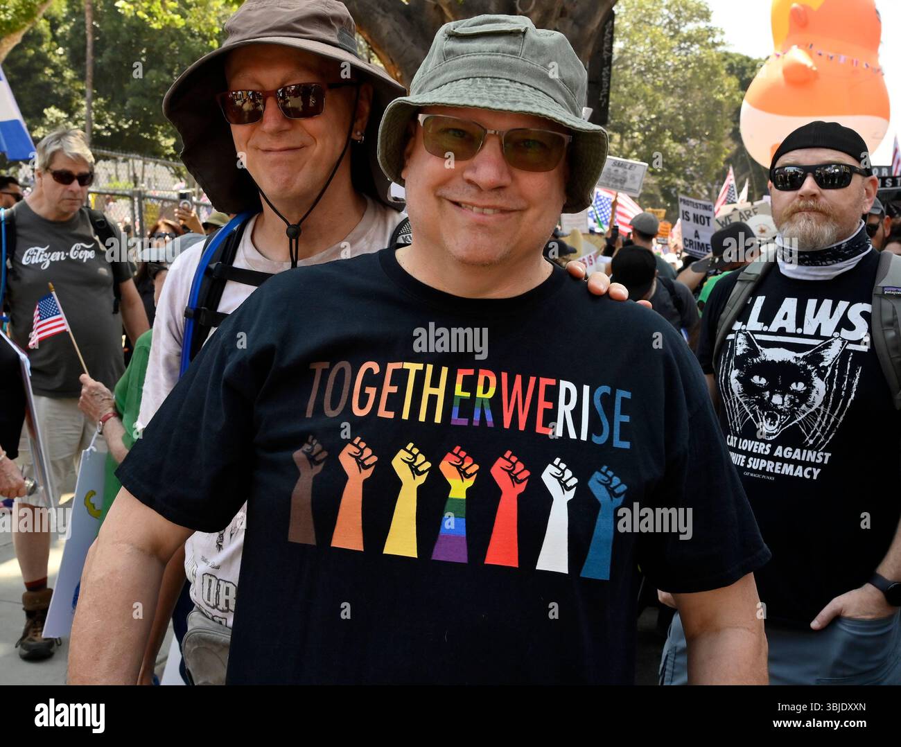 Tausende von Demonstranten marschieren, um gegen die Politik der Trump-Regierung zu protestieren, während der landesweiten Demonstrationen „No Kings Day of Defiance“ in Los Angeles am Samstag, den 14. Juni 2025. Millionen von Menschen beteiligen sich an Protesten in allen 50 staaten und Gemeinwohlhabenden an der "größten eintägigen Mobilisierung seit der Rückkehr von Präsident Trump in sein Amt -- einem bundesweiten Massenprotest gegen Autoritarismus, milliardenschwere Politik und die Militarisierung unserer Demokratie", so die Website der Organisatoren. Foto: Jim Ruymen/UPI Stockfoto