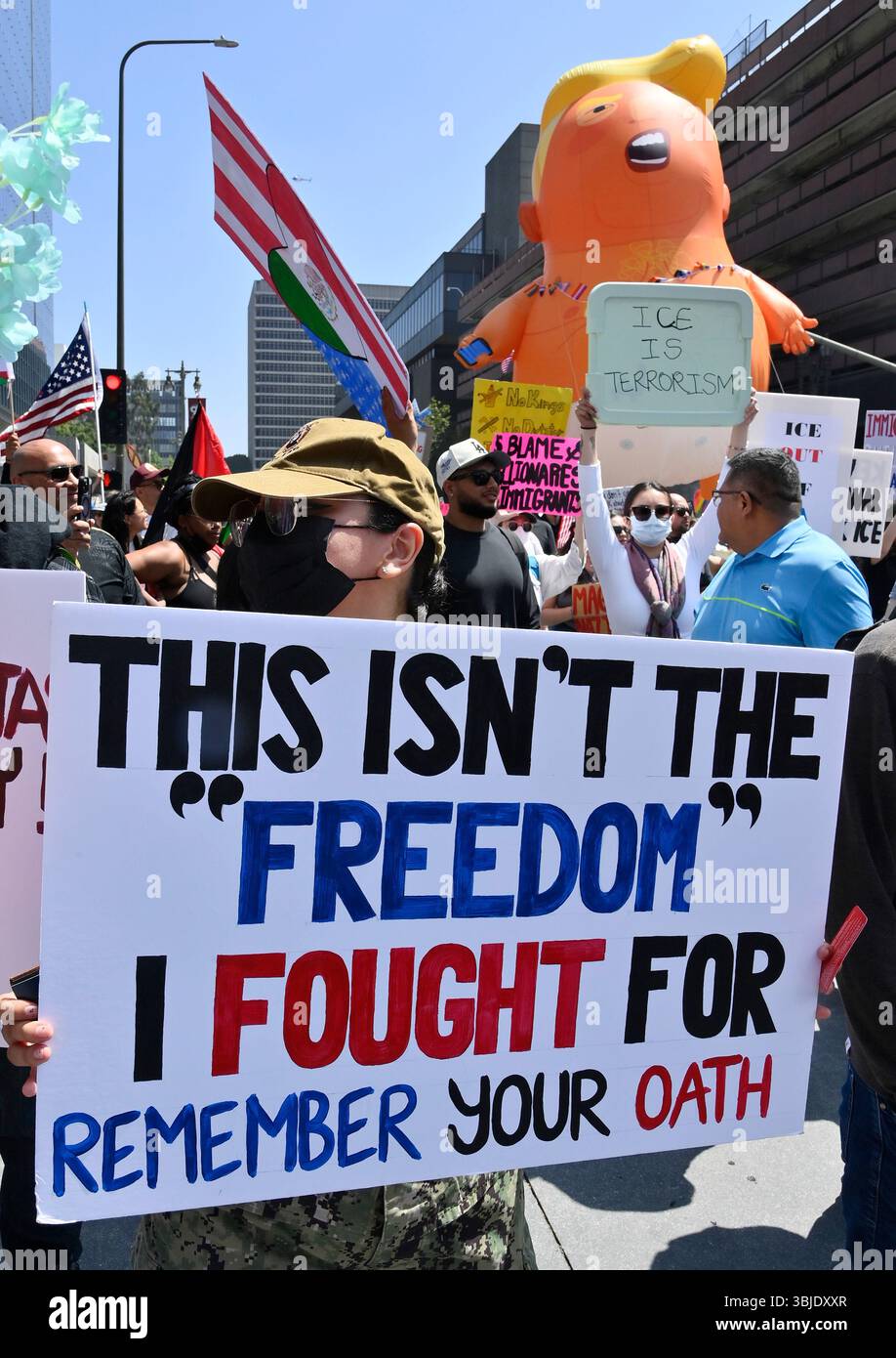 Tausende von Demonstranten marschieren, um gegen die Politik der Trump-Regierung zu protestieren, während der landesweiten Demonstrationen „No Kings Day of Defiance“ in Los Angeles am Samstag, den 14. Juni 2025. Millionen von Menschen beteiligen sich an Protesten in allen 50 staaten und Gemeinwohlhabenden an der "größten eintägigen Mobilisierung seit der Rückkehr von Präsident Trump in sein Amt -- einem bundesweiten Massenprotest gegen Autoritarismus, milliardenschwere Politik und die Militarisierung unserer Demokratie", so die Website der Organisatoren. Foto: Jim Ruymen/UPI Stockfoto