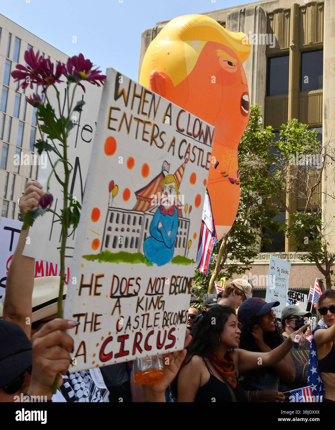Tausende von Demonstranten marschieren, um gegen die Politik der Trump-Regierung zu protestieren, während der landesweiten Demonstrationen „No Kings Day of Defiance“ in Los Angeles am Samstag, den 14. Juni 2025. Millionen von Menschen beteiligen sich an Protesten in allen 50 staaten und Gemeinwohlhabenden an der "größten eintägigen Mobilisierung seit der Rückkehr von Präsident Trump in sein Amt -- einem bundesweiten Massenprotest gegen Autoritarismus, milliardenschwere Politik und die Militarisierung unserer Demokratie", so die Website der Organisatoren. Foto: Jim Ruymen/UPI Stockfoto