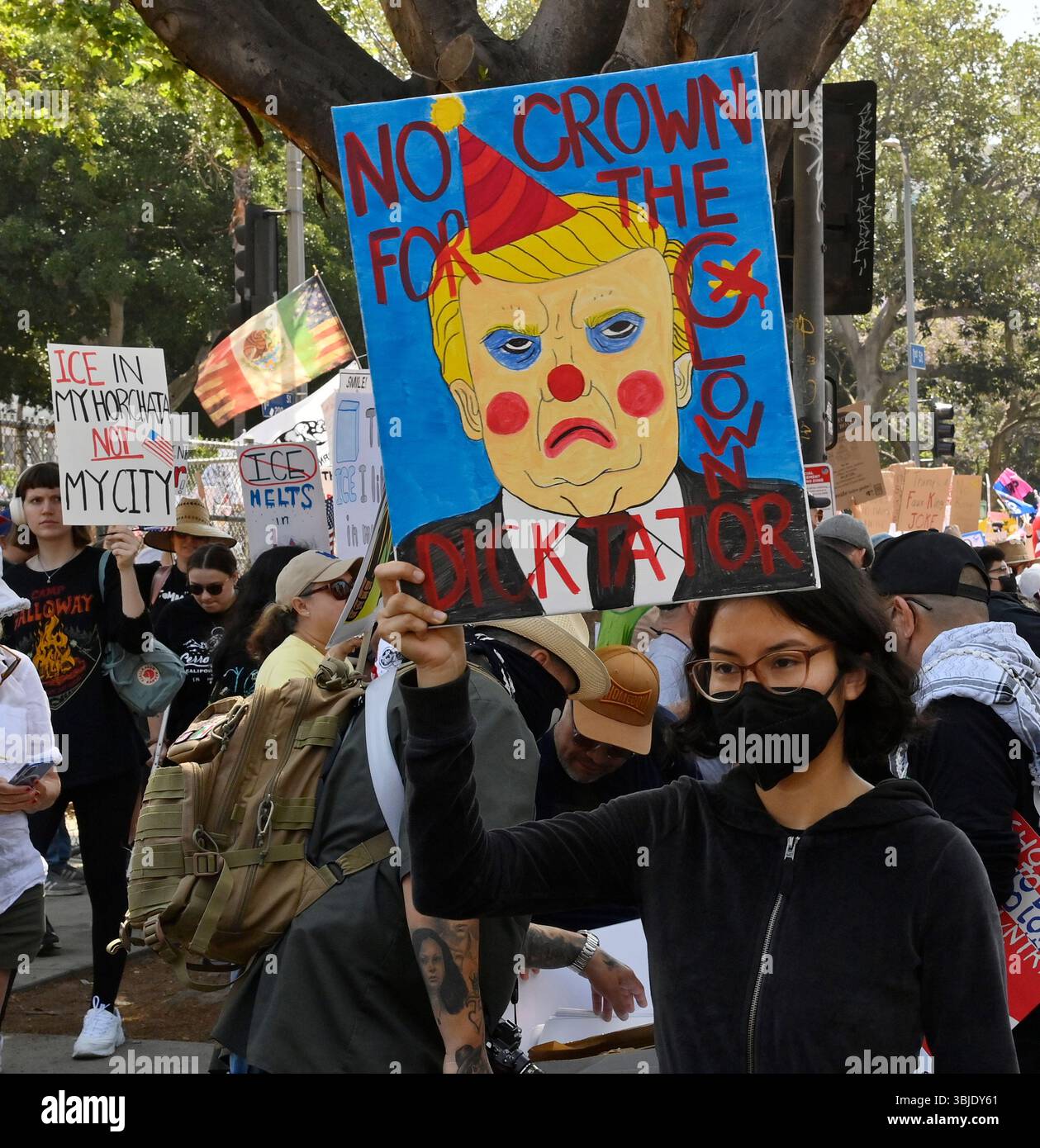 Tausende von Demonstranten marschieren, um gegen die Politik der Trump-Regierung zu protestieren, während der landesweiten Demonstrationen „No Kings Day of Defiance“ in Los Angeles am Samstag, den 14. Juni 2025. Millionen von Menschen beteiligen sich an Protesten in allen 50 staaten und Gemeinwohlhabenden an der "größten eintägigen Mobilisierung seit der Rückkehr von Präsident Trump in sein Amt -- einem bundesweiten Massenprotest gegen Autoritarismus, milliardenschwere Politik und die Militarisierung unserer Demokratie", so die Website der Organisatoren. Foto: Jim Ruymen/UPI Stockfoto