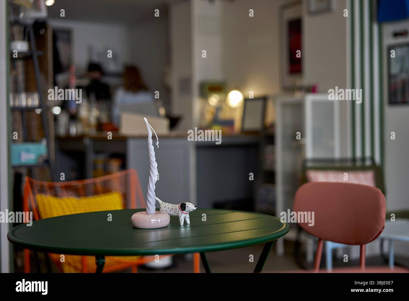 Bistro Café-Innenraum, selektiver Fokus, Hintergrund außer Fokus. Stratford-upon-Avon, England, Großbritannien Stockfoto