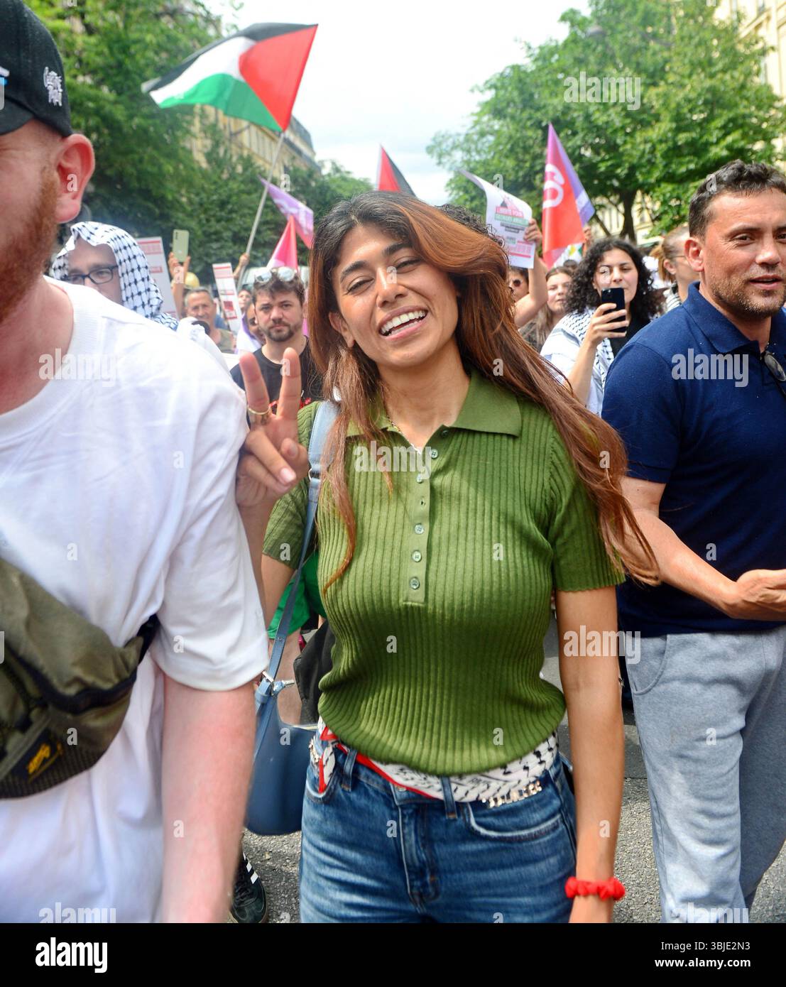Paris, Frankreich. Juni 2025. Rima Hassan, Abgeordneter der LFI bei einer Demonstration gegen die Blockade des Gazastreifens, die auf Aufforderung der Gewerkschaften und der LFI organisiert wurde. Paris, Frankreich am 14. Juni 2025. Foto: Karim Ait Adjedjou/ABACAPRESS.COM Credit: Abaca Press/Alamy Live News Stockfoto