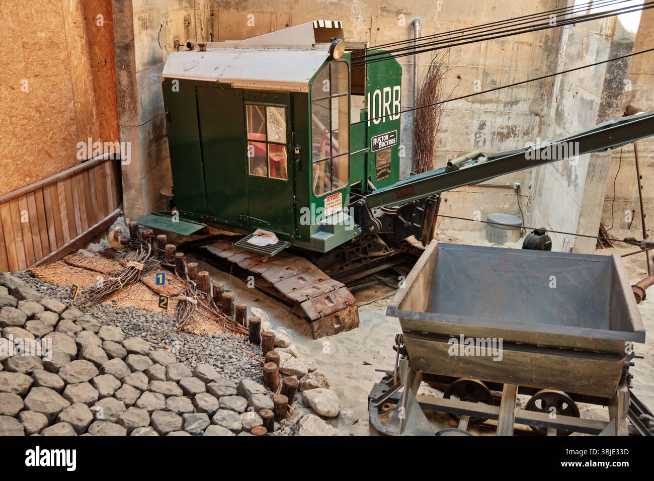 25. Mai 2020: Ouwerkerk-Niederlande: Die Ruston Bucyrus-Dragline mit Kippwagen zeigt historische Deichbaumethoden in W Stockfoto