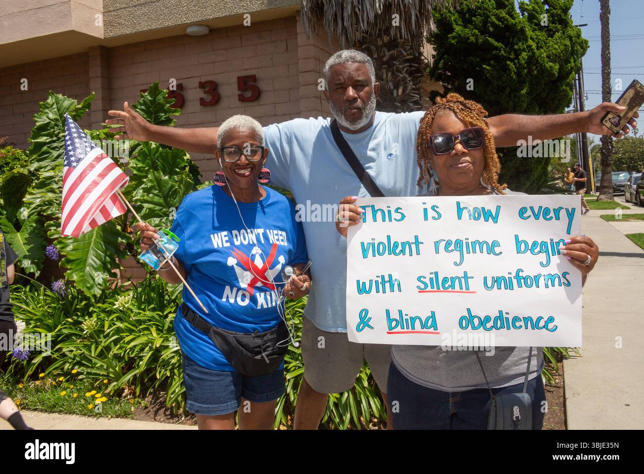 14. Juni 2025 - friedliche Protestdemonstration der No Kings und marsch in Long Beach, CA Stockfoto