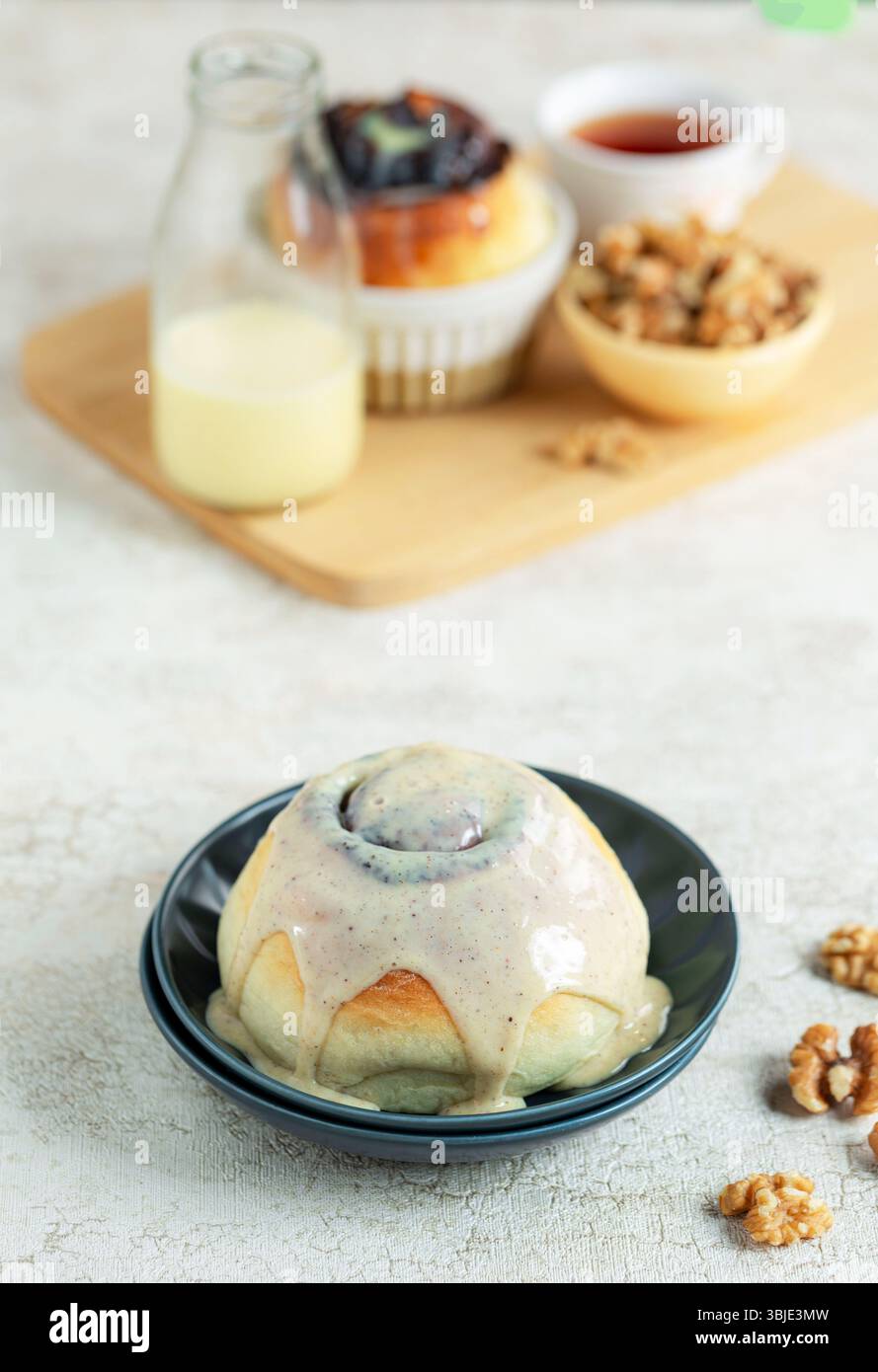 Zimt-Dessertscheibe mit Milchglasur, süß nach westlicher Art. Stockfoto