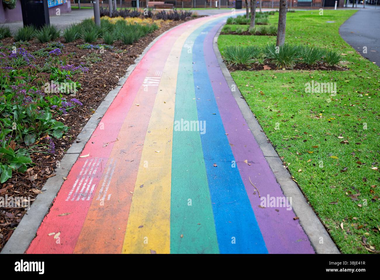 Adelaide, Südaustralien - Juni 2025: Rainbow Pride Walk, Light Square, öffentliche Kunst, die die Integration und Vielfalt der LGBTIQ zelebriert, Touristenattraktion Stockfoto Adelaide, Südaustralien - Juni 2025: Rainbow Pride Walk, Light Square, öffentliche Kunst, die die Integration und Vielfalt der LGBTIQ zelebriert, Touristenattraktion Stockfoto