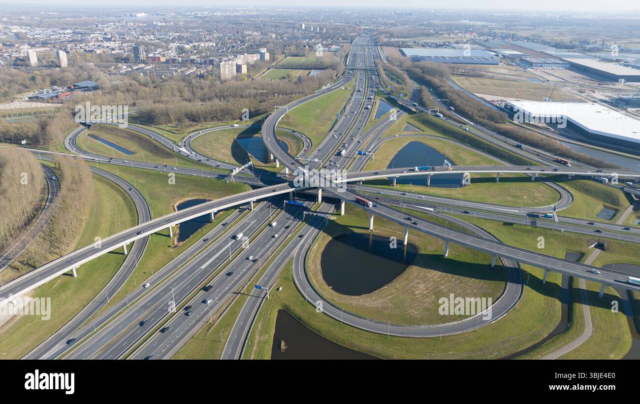 Verkehrskreuzung Autobahn, mehrstöckige Autobahn, Autos, Verkehr, Mobilität und Verkehr. Luftaufnahme Stockfoto