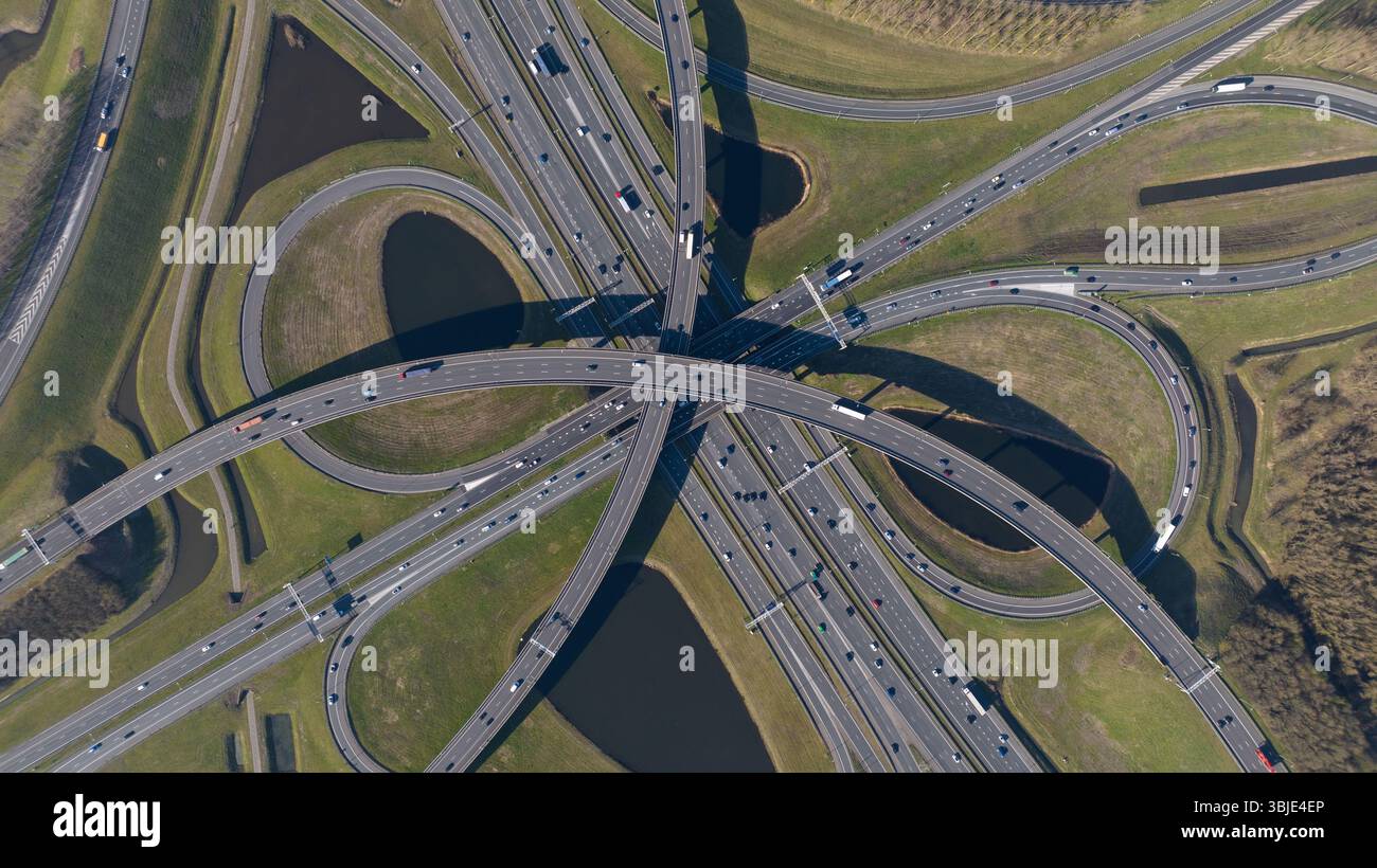 Verkehrskreuzung Autobahn, mehrstöckige Autobahn, Autos, Verkehr, Mobilität und Verkehr. Luftaufnahme Stockfoto