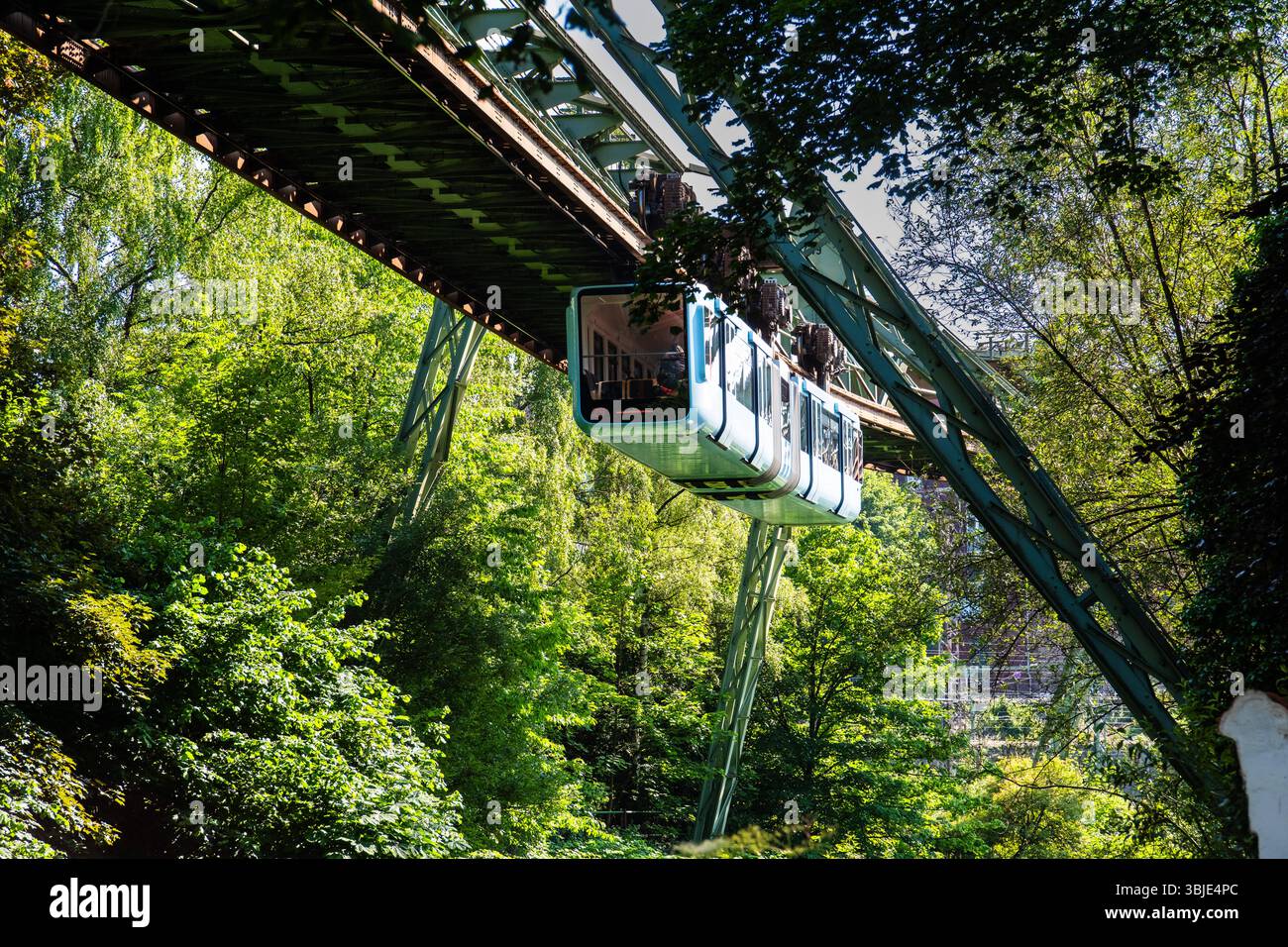 Die Wuppertaler Schwebebahn in der Nähe der Haltestelle Wupperfeld in Wuppertal, Deutschland *** die Wuppertaler Schwebebahn in der Nähe des Wupperfeld Stockfoto