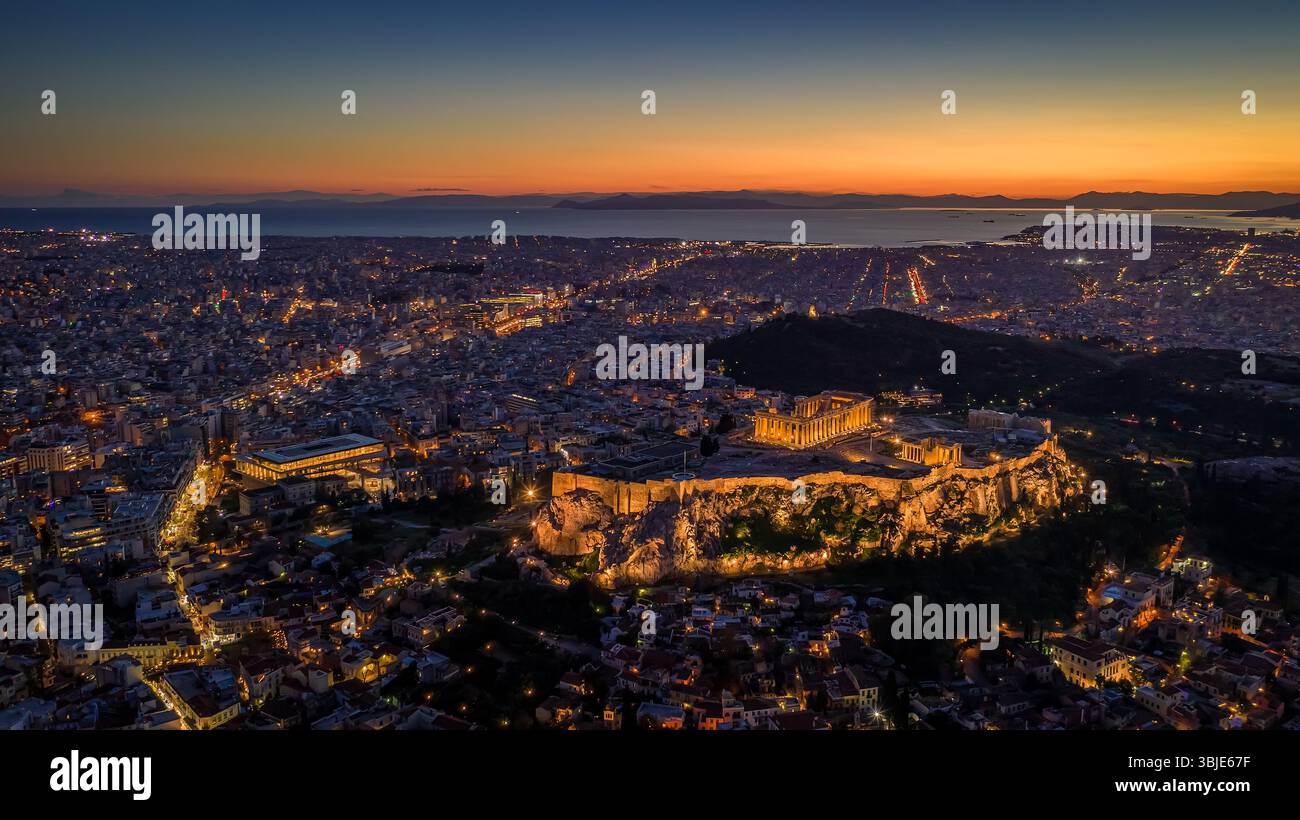 Akropolis und Parthenon von Athen Griechenland bei Sonnenuntergang aus der Vogelperspektive Stockfoto