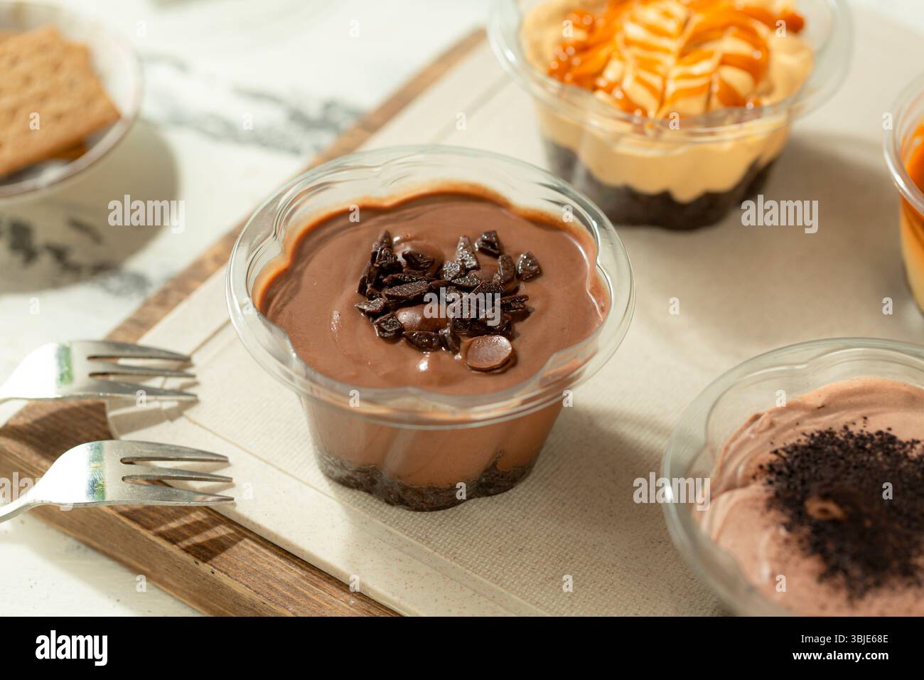 Milchschokolade-Mousse, kaltes Dessert in einer Tasse oder einem Glas. Stockfoto