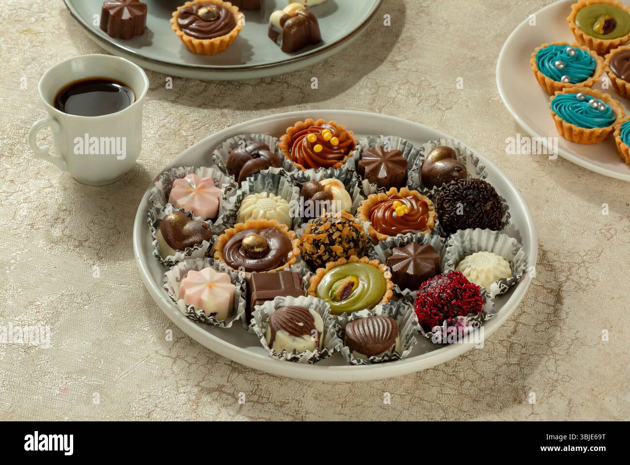 Luxuriöse Tartkollektion, Schokolade, Pistazien, Karamell und Milchcremekuchen, hochwertige westliche Süßigkeiten. Stockfoto