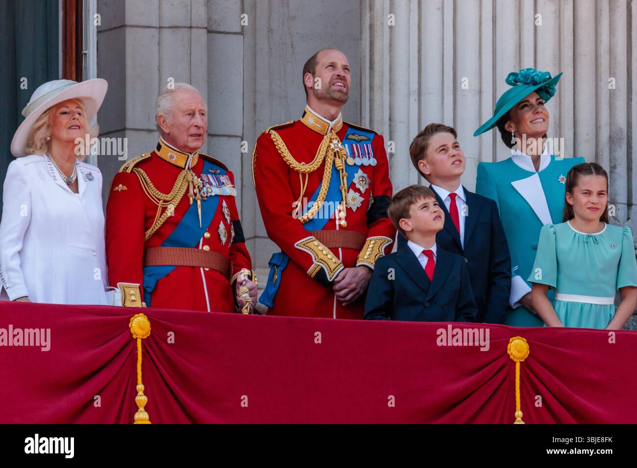 Trooping the Colour, The King’s Birthday Parade, London, Großbritannien. Juni 2025. Ihre Majestät, Königin Camilla und König Karl III., TRH, der Prinz und Prinzessin von Wales, Prinz Louis, Prinz George und Prinzessin Charlotte, schließen sich Mitgliedern der britischen Königsfamilie auf dem Balkon des Buckingham Palace an, um die vorbeifliegende Truppe the Colour, die Geburtstagsparade des Königs, abzuschließen. Quelle: Amanda Rose/Alamy Live News Stockfoto