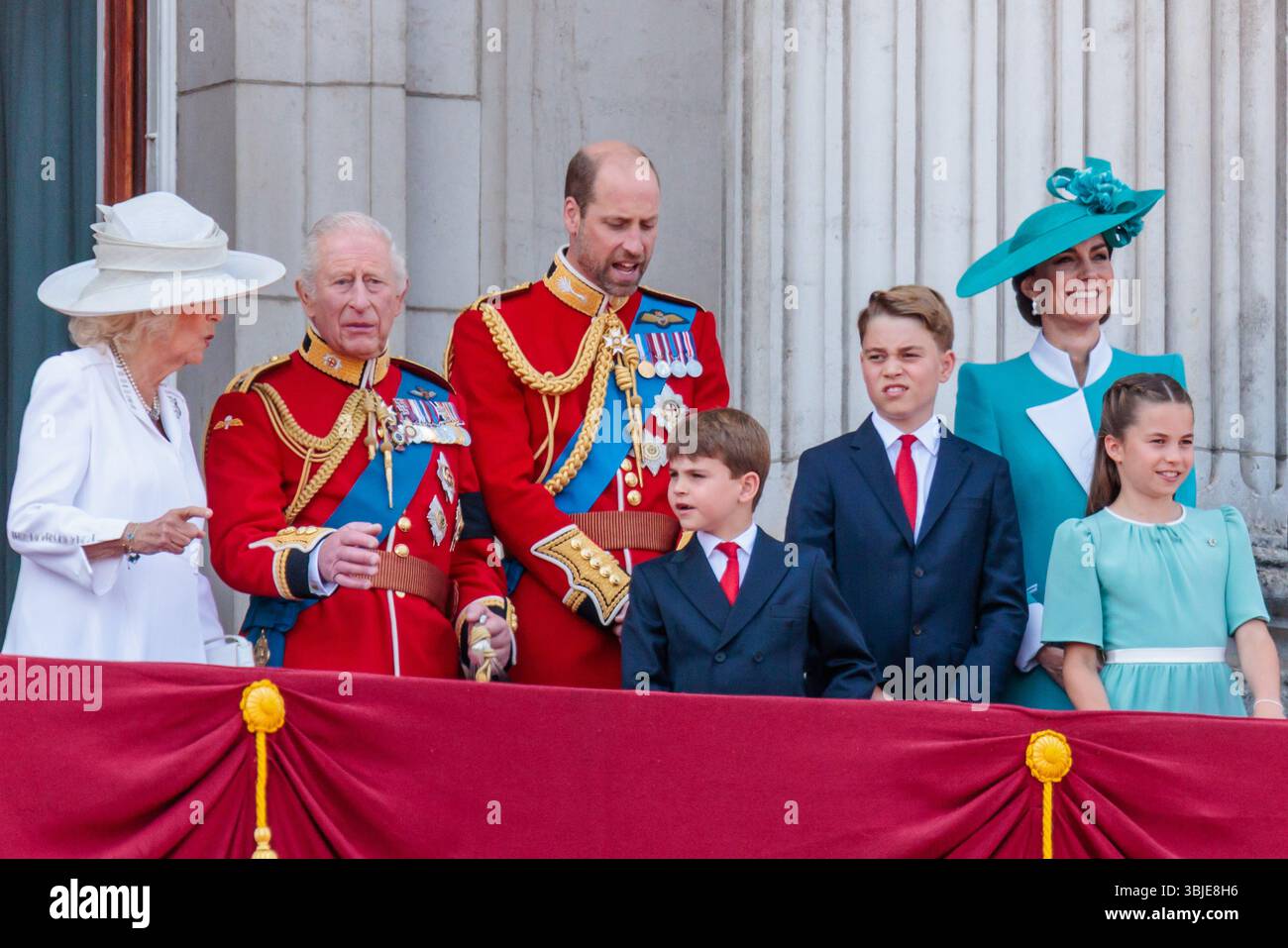 Trooping the Colour, The King’s Birthday Parade, London, Großbritannien. Juni 2025. Ihre Majestät, Königin Camilla und König Karl III., TRH, der Prinz und Prinzessin von Wales, Prinz Louis, Prinz George und Prinzessin Charlotte, schließen sich Mitgliedern der britischen Königsfamilie auf dem Balkon des Buckingham Palace an, um die vorbeifliegende Truppe the Colour, die Geburtstagsparade des Königs, abzuschließen. Quelle: Amanda Rose/Alamy Live News Stockfoto