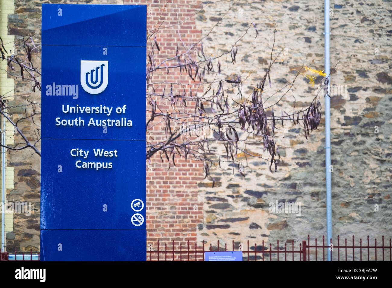 Adelaide, South Australia - Juni 2025: Universitätszeichen der University of South Australia, City West Campus, tertiäre Bildungseinrichtung Stockfoto