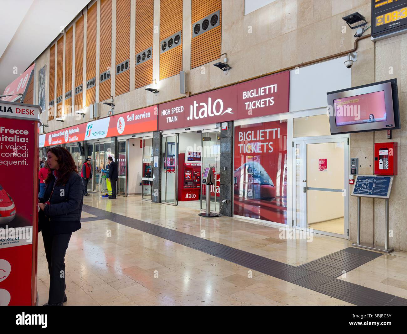 PADUA, ITALIEN - 1. NOVEMBER 2024: Geldautomat von Trenitalia und Italo, um Zugtickets am Bahnhof zu kaufen Stockfoto