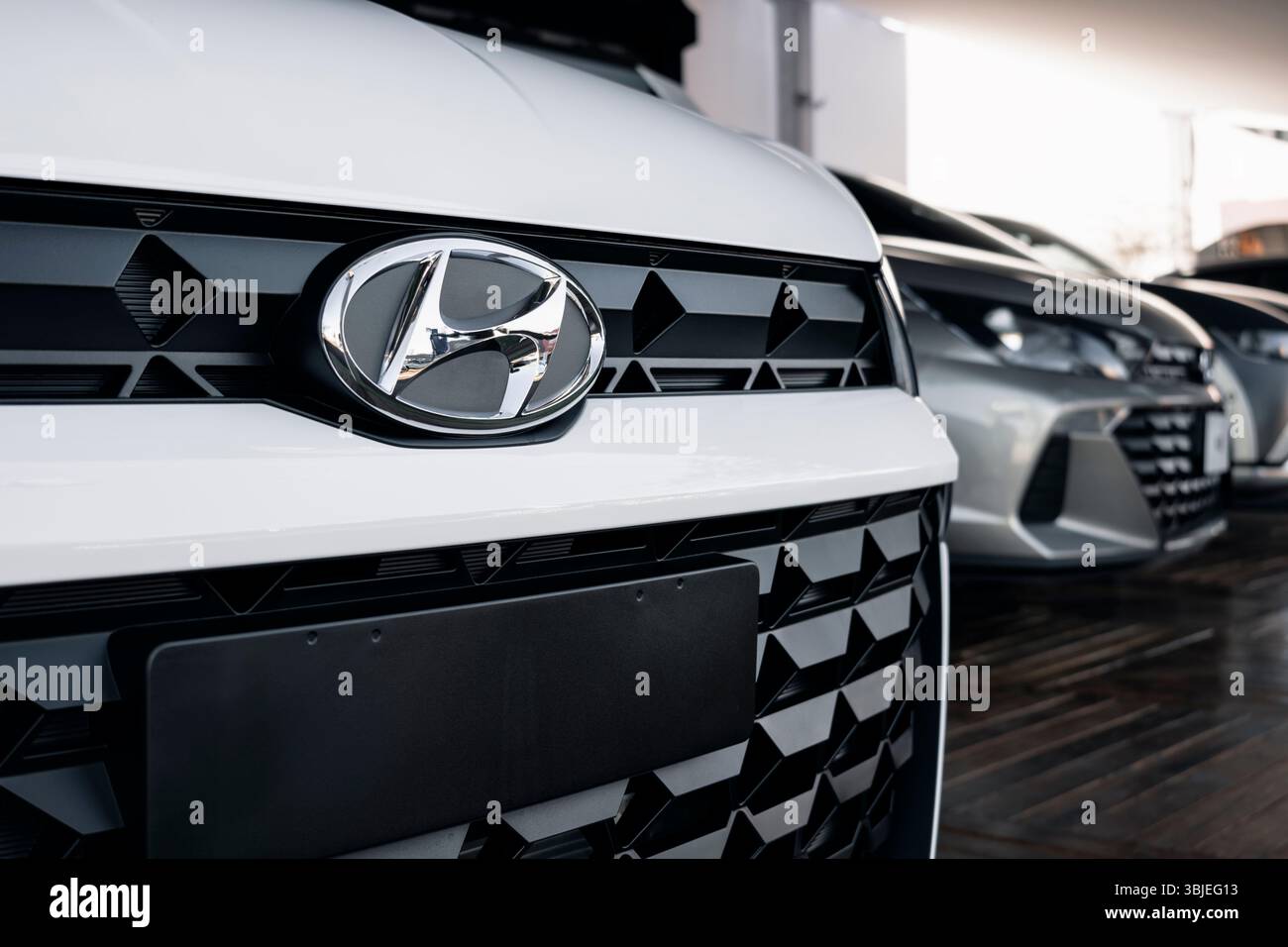 Hyundai HB20-Auto, auf einer Holzplattform geparkt, mit Schwerpunkt auf der Fahrzeugfront, mit Scheinwerfern Stockfoto