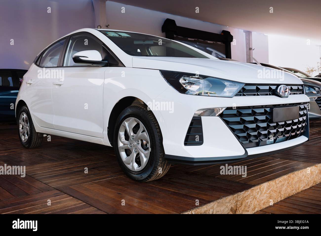 Hyundai HB20-Auto, auf einer Holzplattform geparkt, mit Schwerpunkt auf der Fahrzeugfront, mit Scheinwerfern Stockfoto