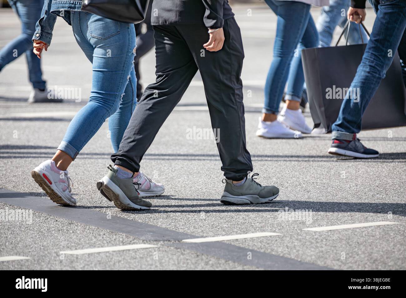 Fußgänger, die eine Straße im Stadtzentrum überqueren Stockfoto
