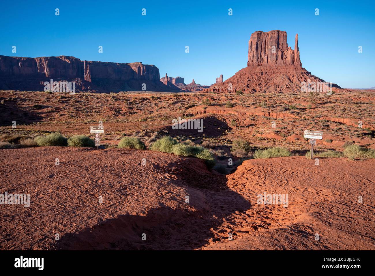 Malerischer Blick auf West Mitten Monolith im Monument Valley Navajo Tribal Park, Arizona, USA Stockfoto